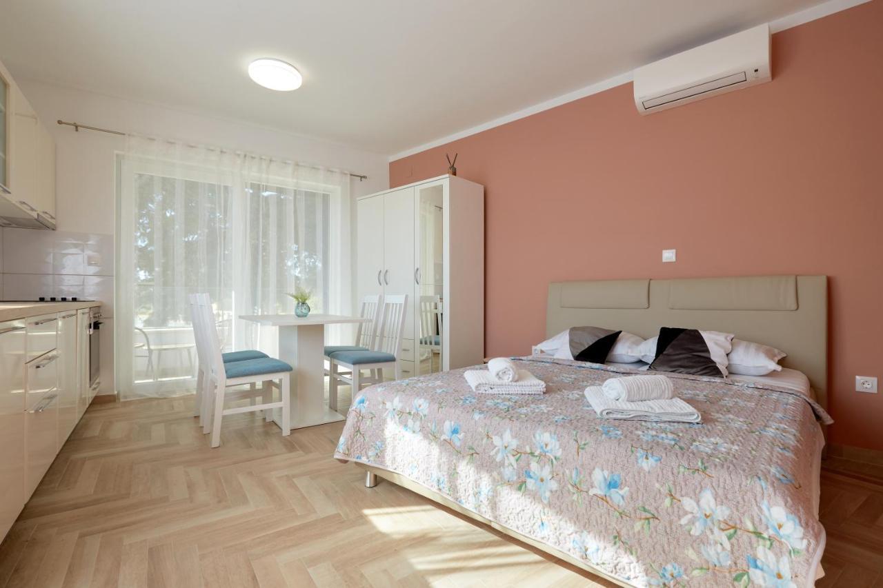 Apartments Nika ตูรันญ์ ภายนอก รูปภาพ
